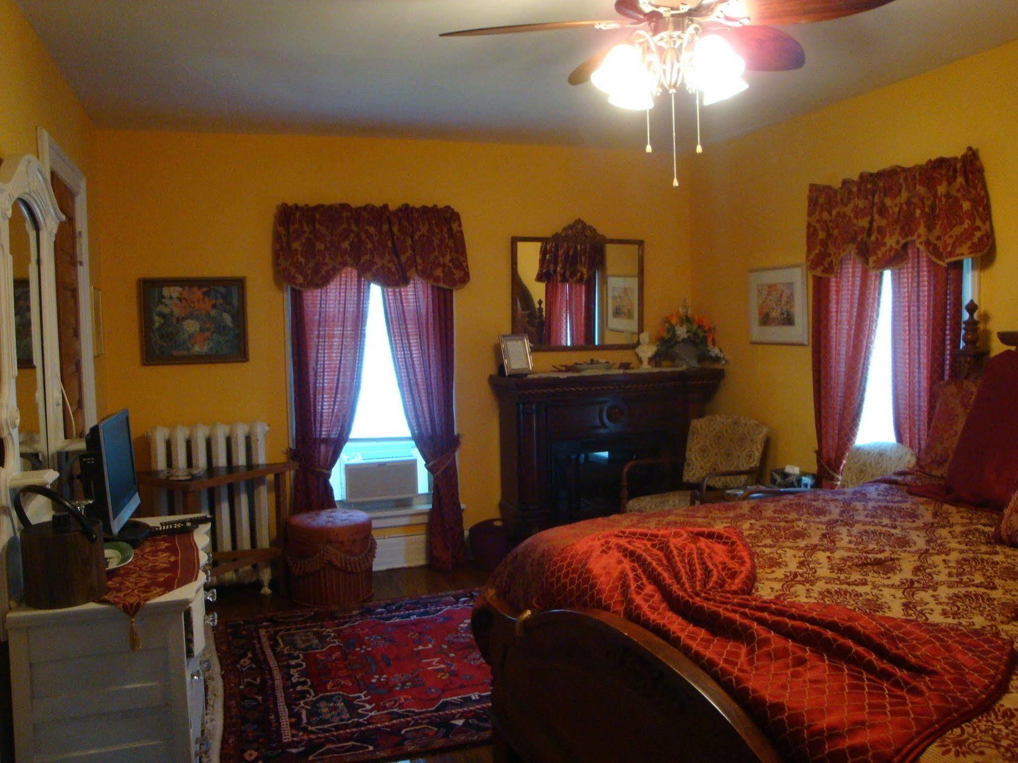 A Moment In Time Bed And Breakfast Niagara-Fälle Exterior foto